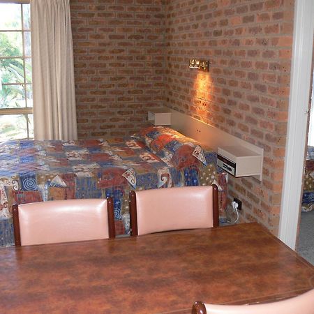 Settlement Motor Inn Дініліквін Екстер'єр фото