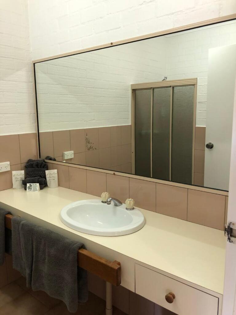 Settlement Motor Inn Дініліквін Екстер'єр фото
