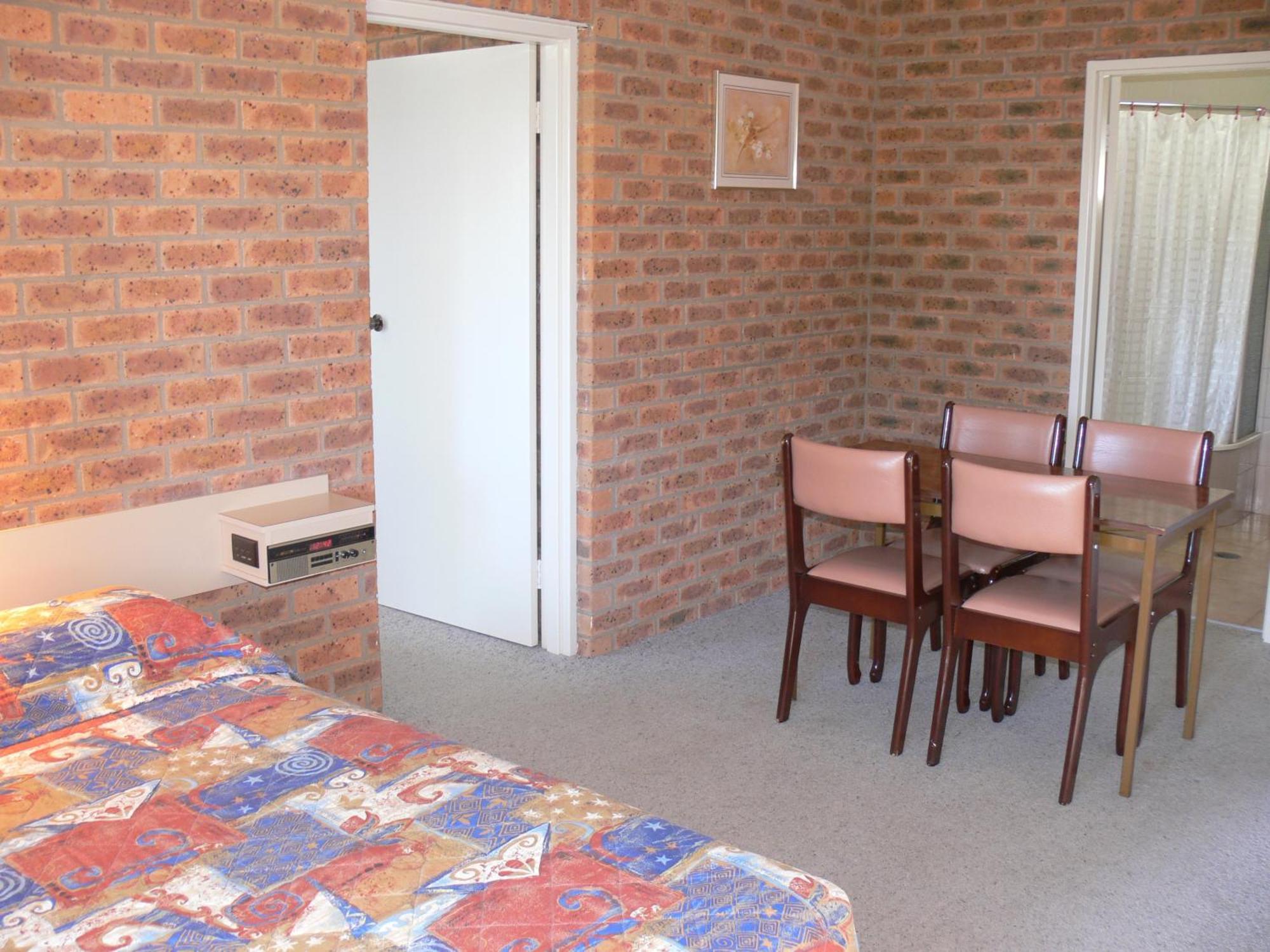 Settlement Motor Inn Дініліквін Екстер'єр фото