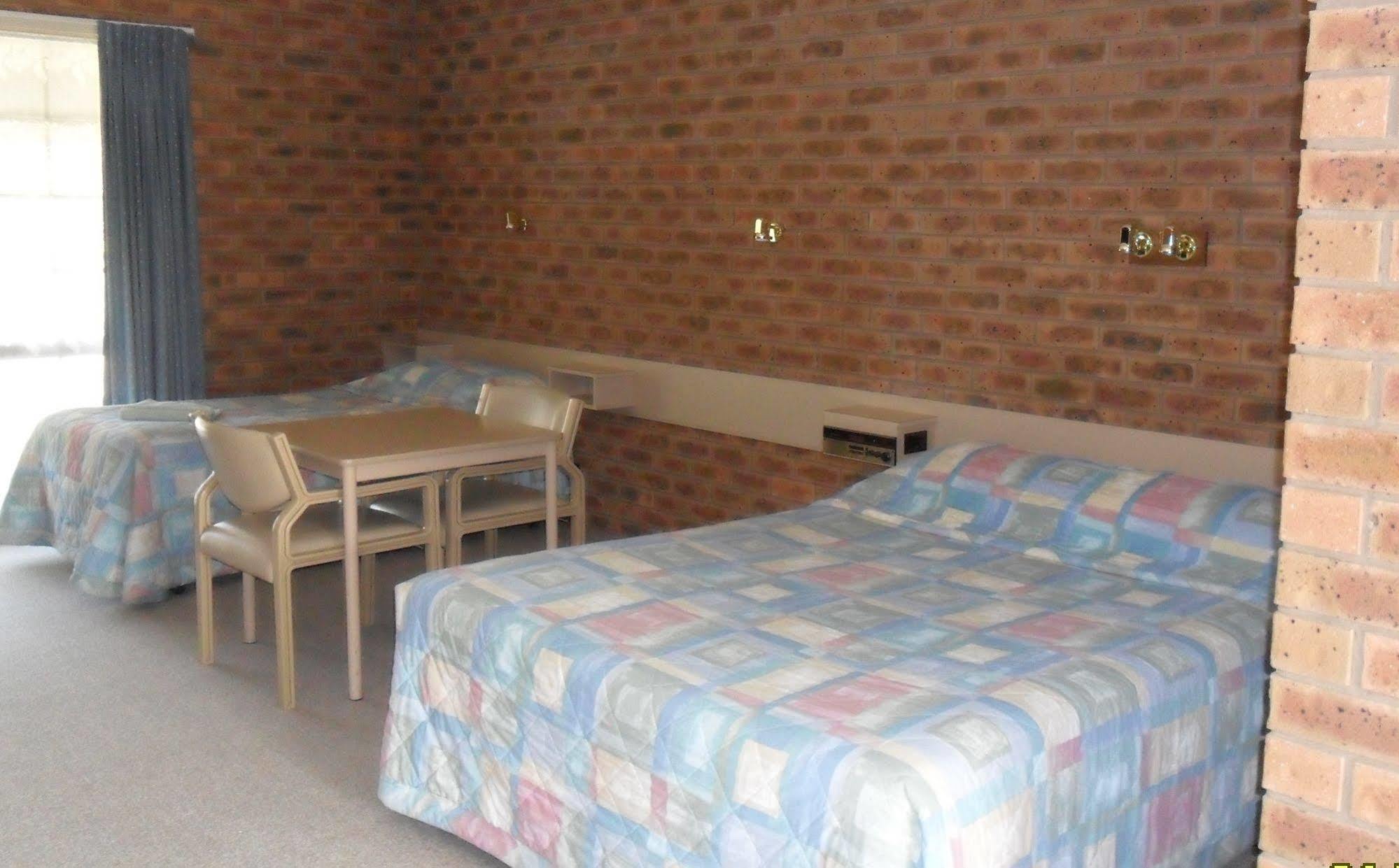 Settlement Motor Inn Дініліквін Екстер'єр фото
