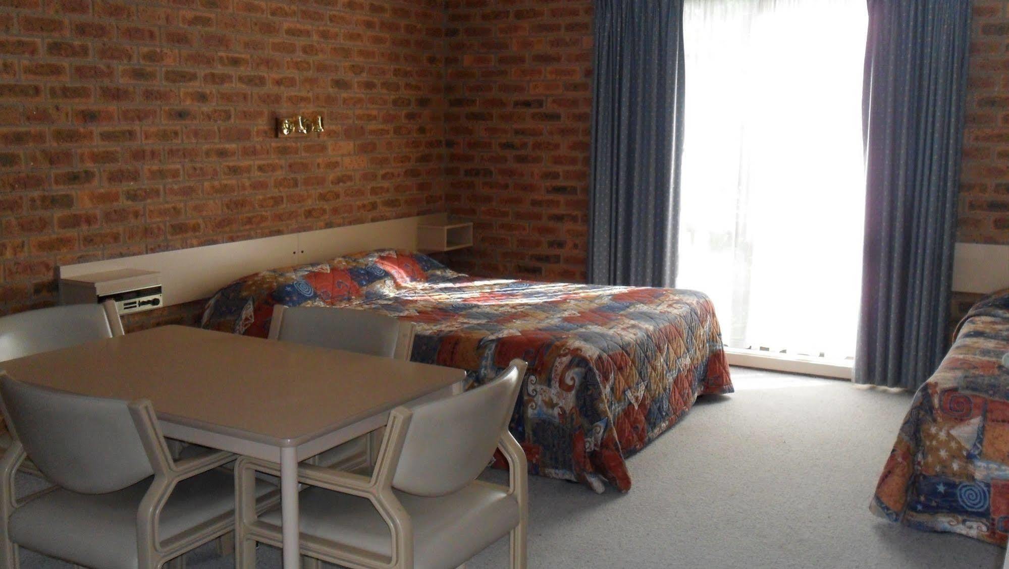 Settlement Motor Inn Дініліквін Екстер'єр фото